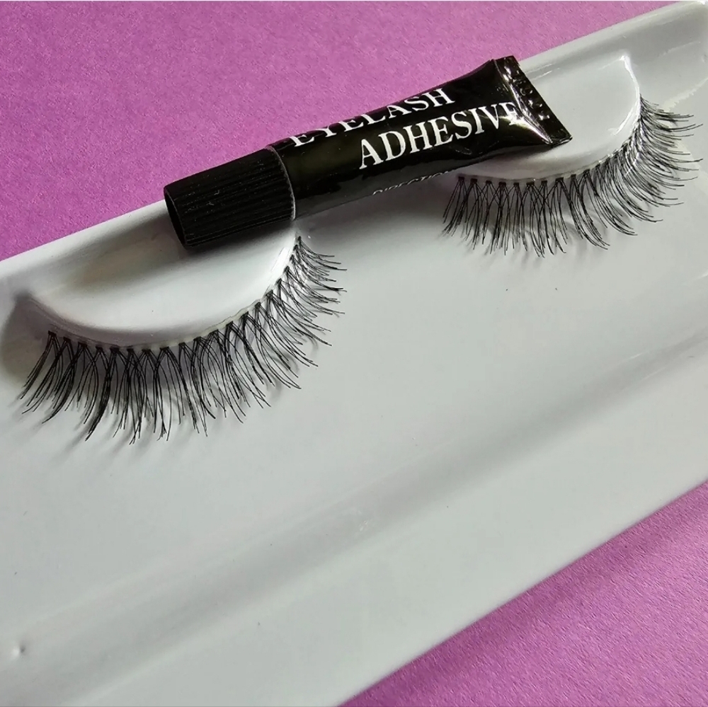 False eyelashes 10 pack of Désirée with adhesive. 100% Human Hair.